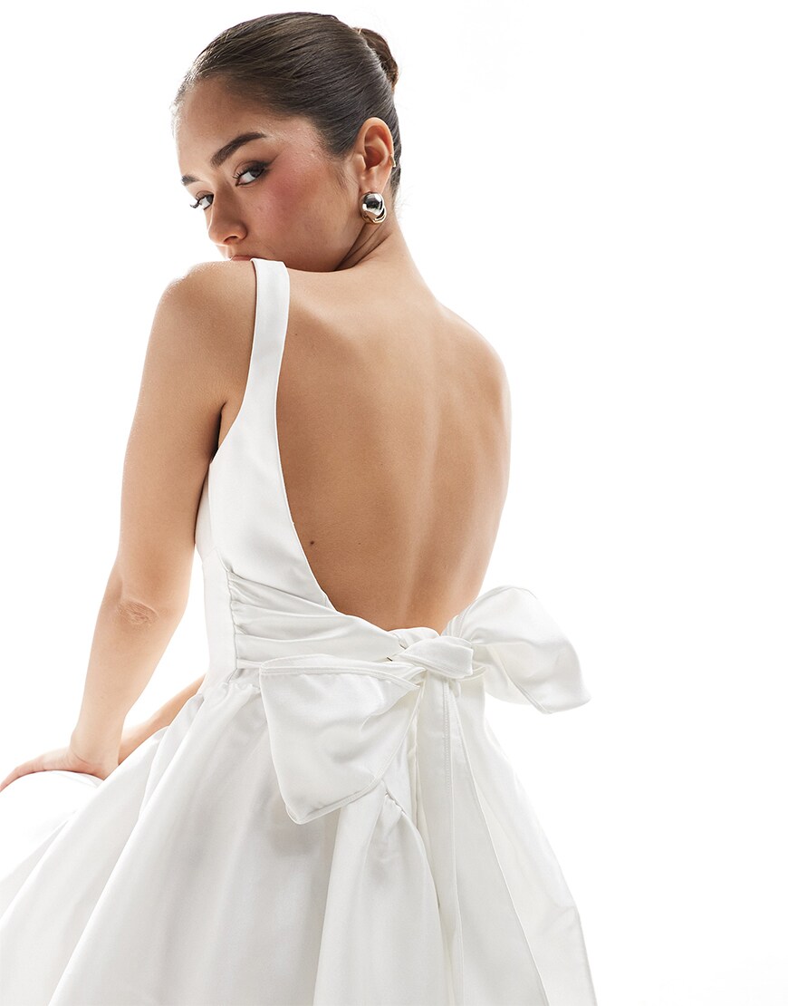 Woman wearing a white bow dress