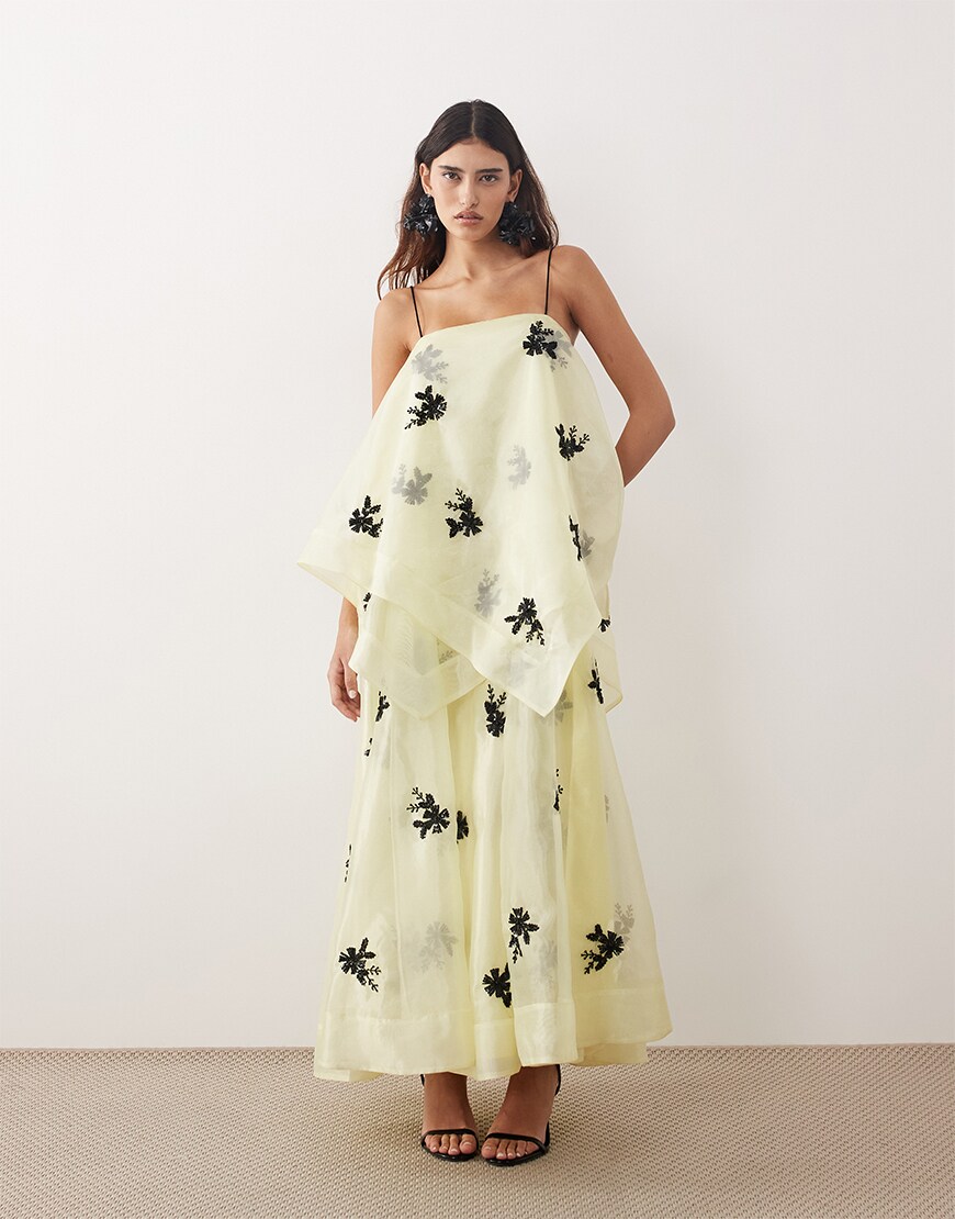 Woman wearing a yellow chiffon dress