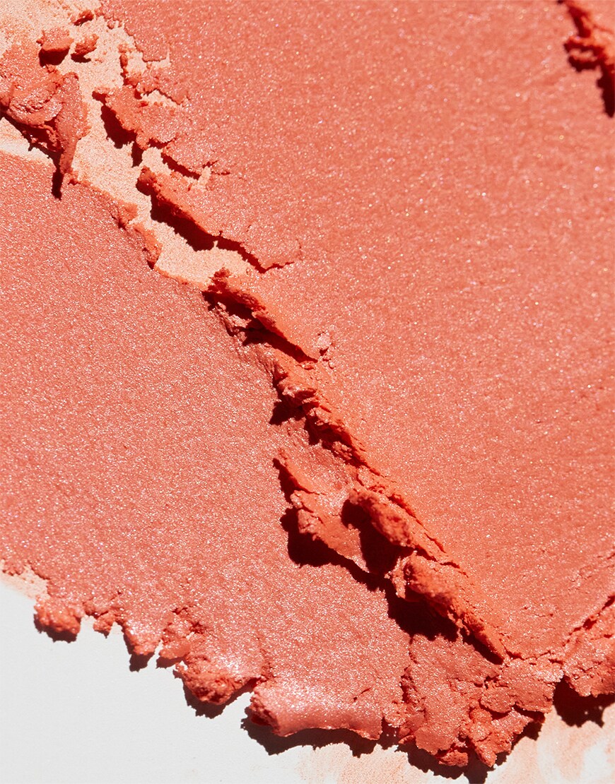 Closeup of the MAC Glow Play Blush in That's Peachy