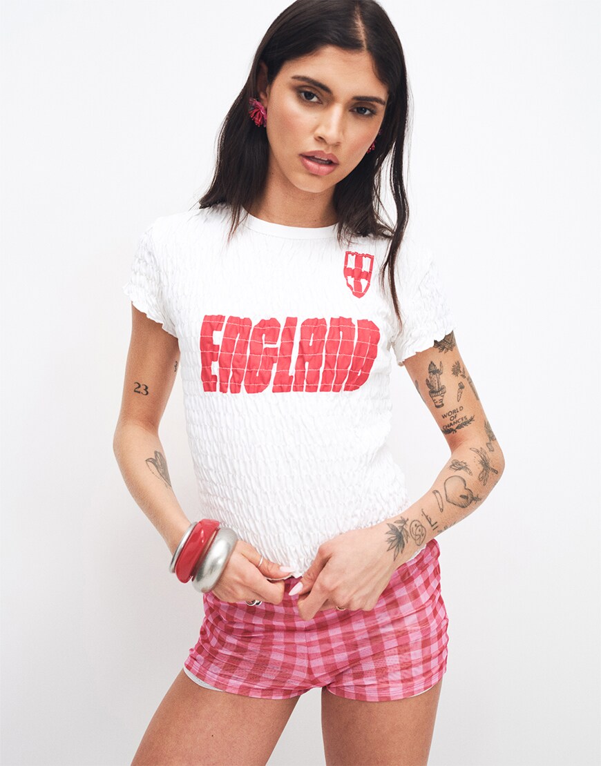 Woman wearing a white baby tee
